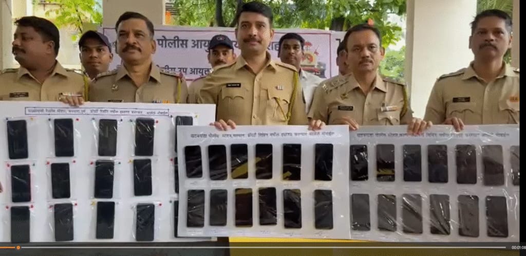 चोरी व गहाळ झालेले मोबाईल परिमंडल-३ चे पोलीस उपायुक्त अतुल झेंडे यांच्या हस्ते मुळ मालकांना केले वितरित..