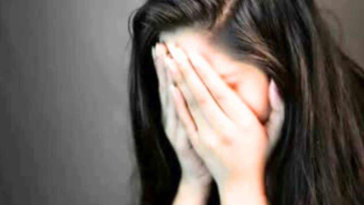 १४ वर्षीय विद्यार्थिनीवर वर्गमित्राने बलात्कार करून तिला गरोदर करत झाला फरार..